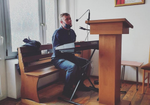 Organista w kaplicy grający na organach