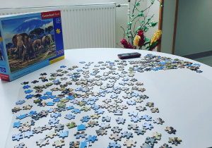 Puzzle rozłożone na stole