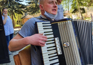 Muzykoterapeuta grający na akordeonie