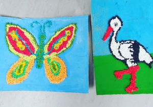 Wyklejanki z bibuły przedstawiające kolorowego motyla na niebieskim tle oraz bocian na zielono niebieskim tle